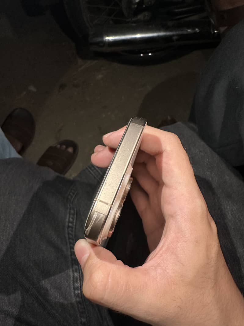 Apple iPhone 16 Pro 2