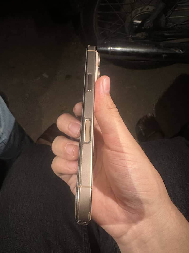 Apple iPhone 16 Pro 3