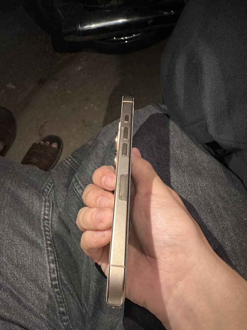 Apple iPhone 16 Pro 4