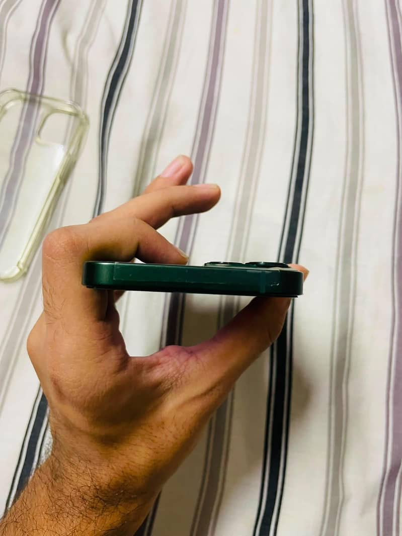 Apple iPhone 13 5