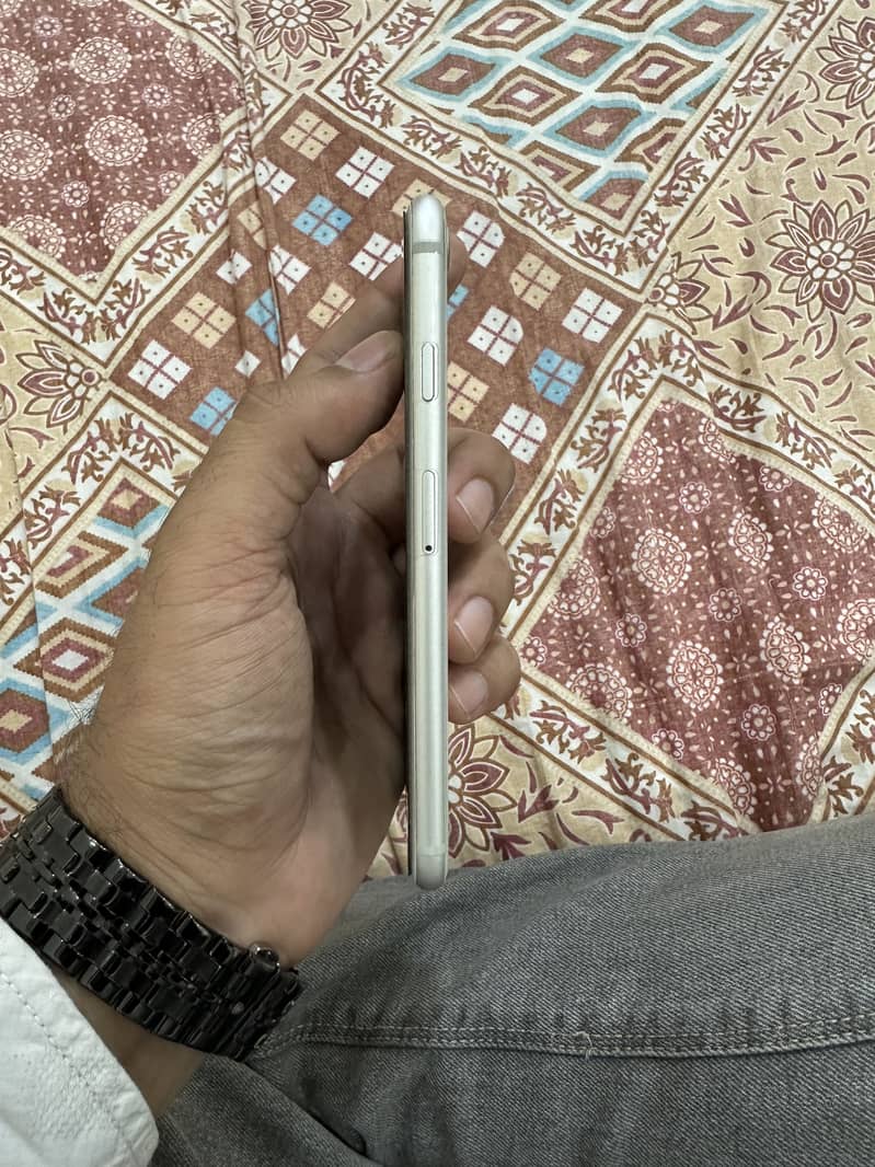 Apple iPhone 8 1