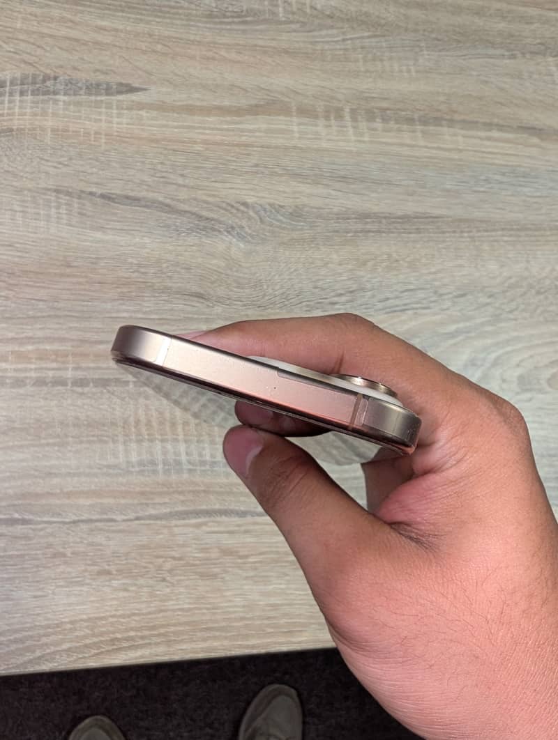 Apple iPhone 16 Pro 3