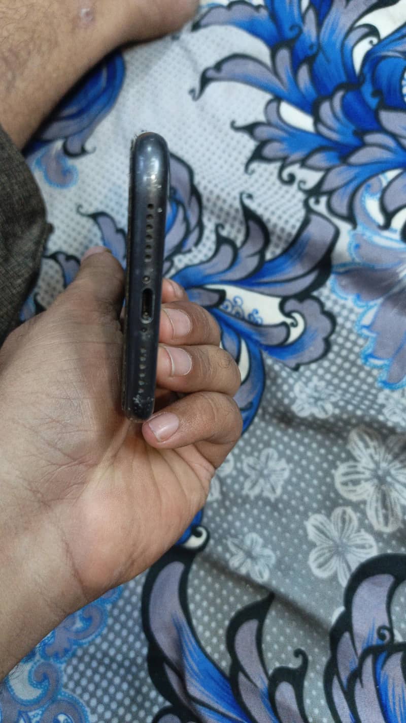 Apple iPhone 11 4