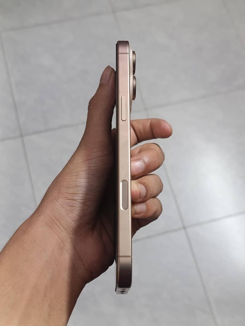 Apple iPhone 16 Pro Max 2
