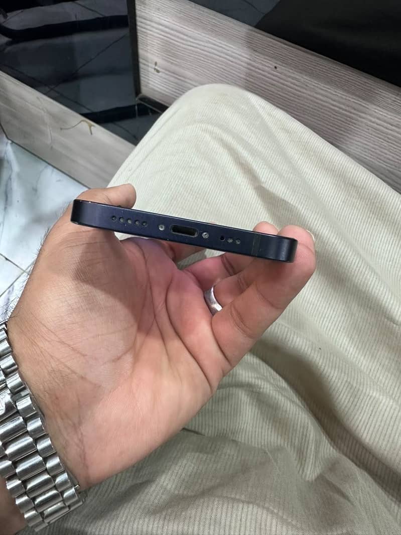 Apple iPhone 12 4