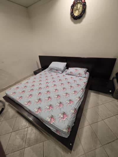 HARDWOOD MATERIAL KING SIZE BED FOR SALE