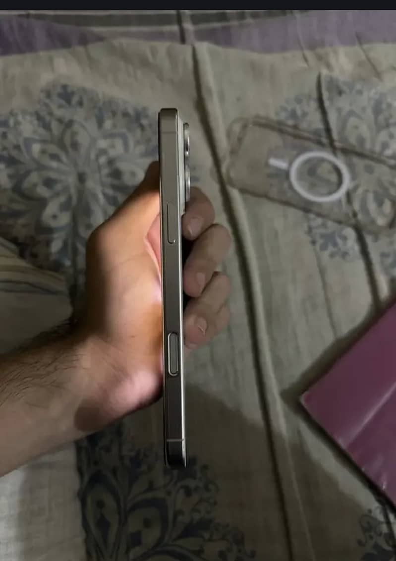 Apple iPhone 16 Pro Max 0