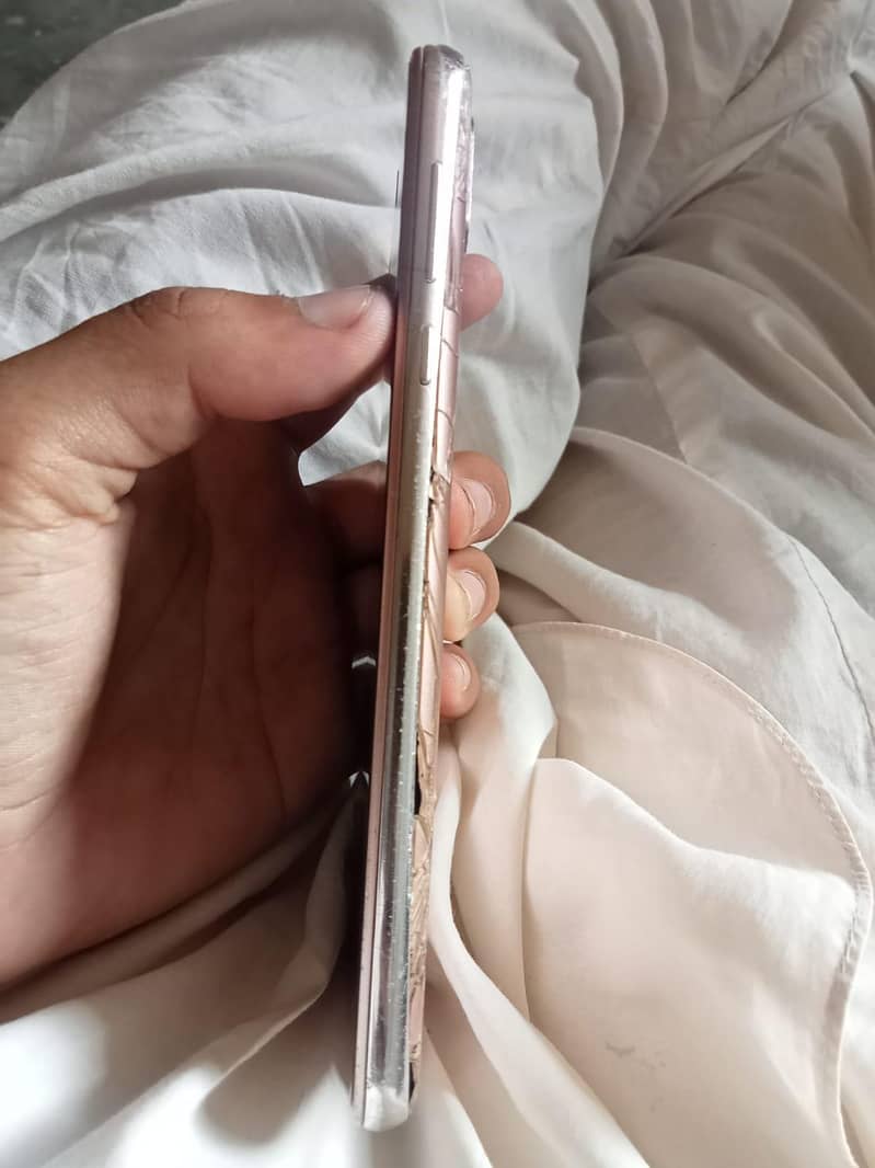 Sharp Aquos R2 3