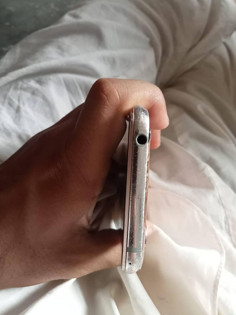 Sharp Aquos R2 5