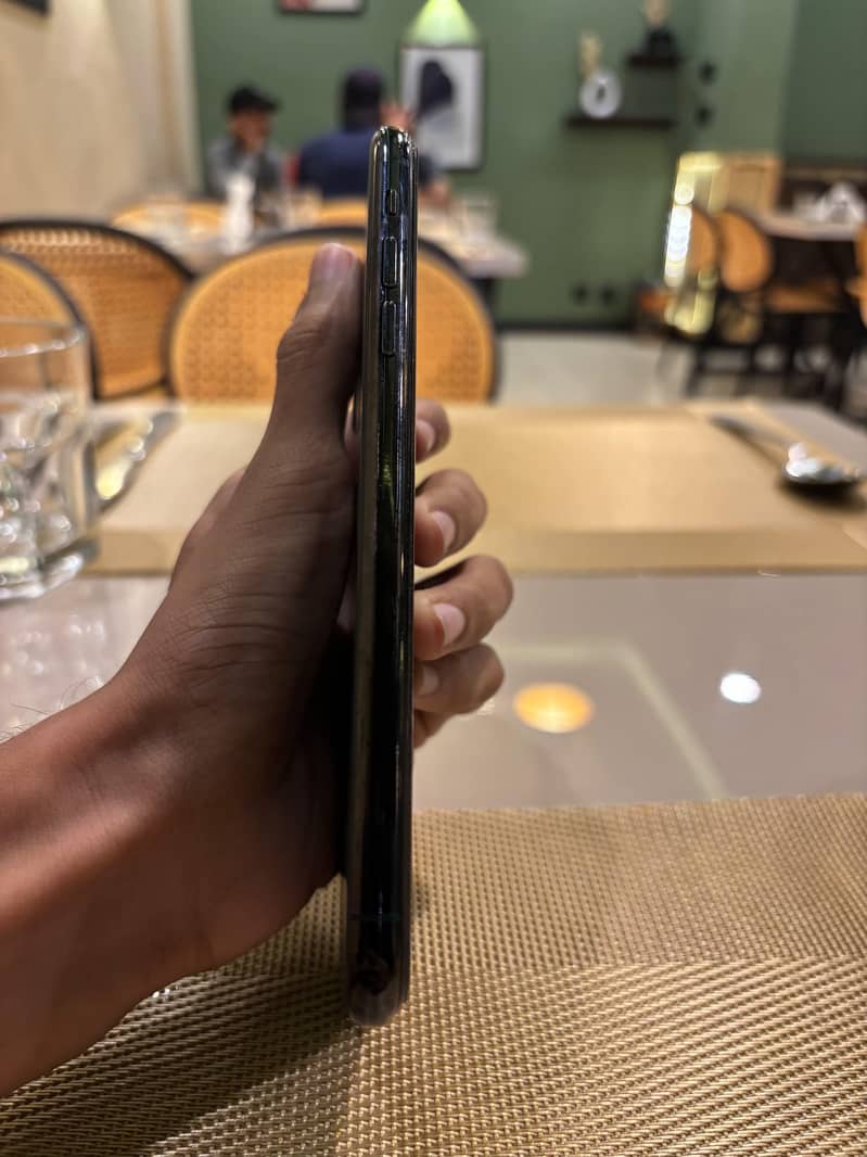 iphone 11 pro max 4