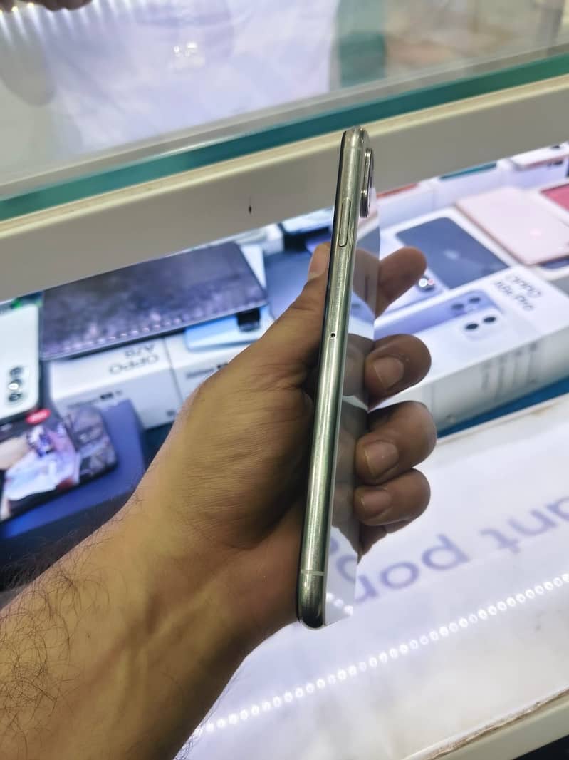 Apple iPhone XS Max 4