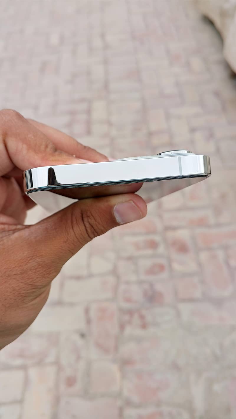 Apple iPhone 13 Pro 4