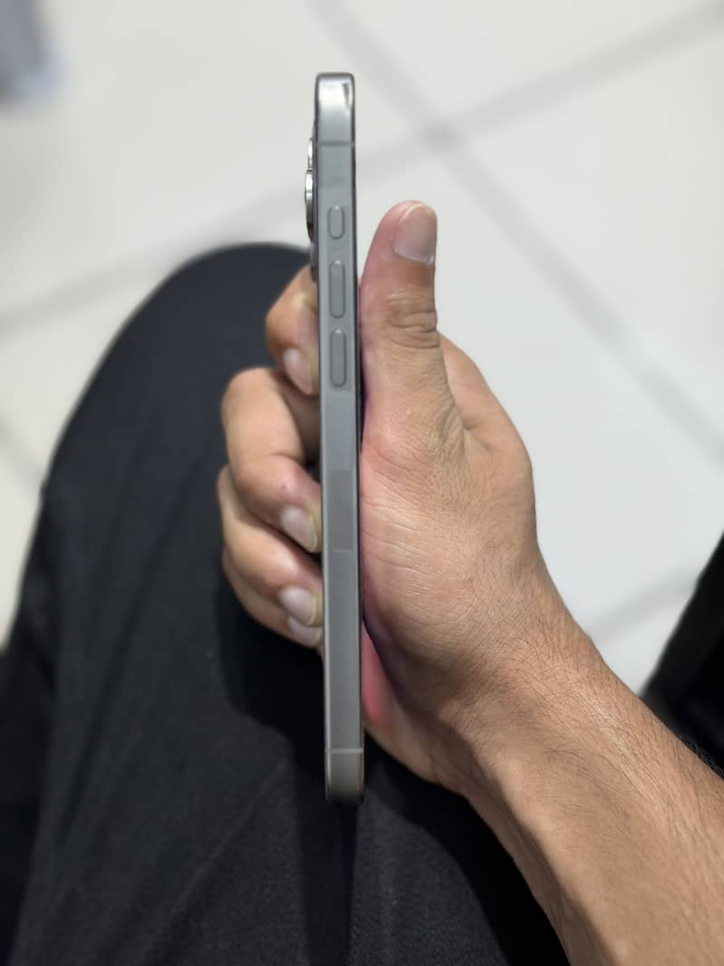Apple iPhone 15 Pro Max 4