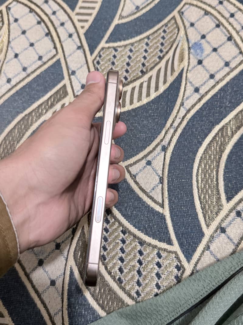 Apple iPhone 16 Pro Max 1