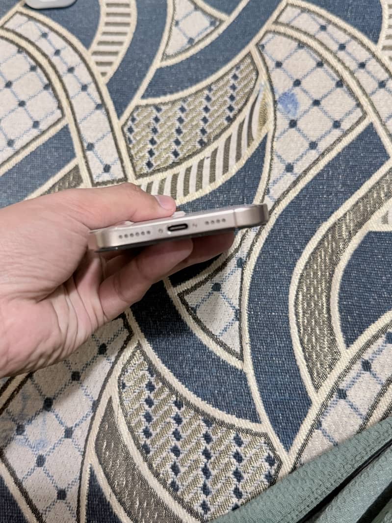 Apple iPhone 16 Pro Max 4