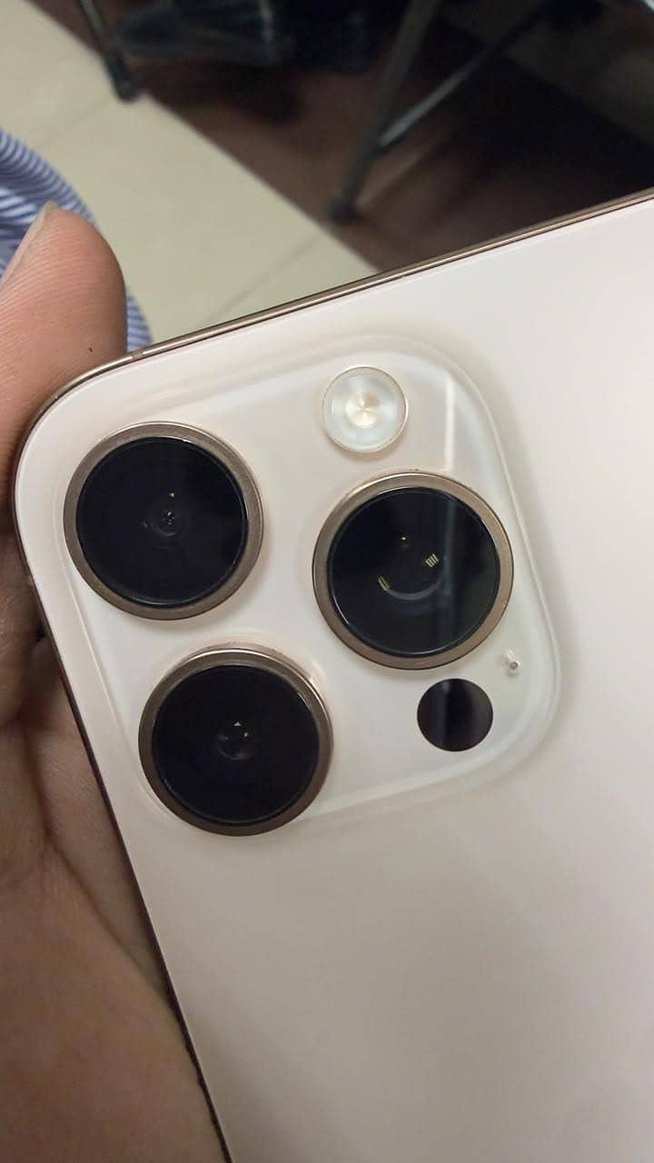 Apple iPhone 16 Pro Max 0
