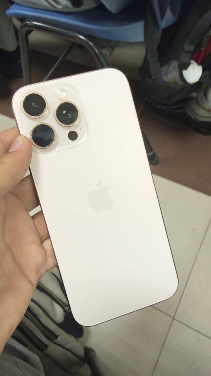 Apple iPhone 16 Pro Max 4