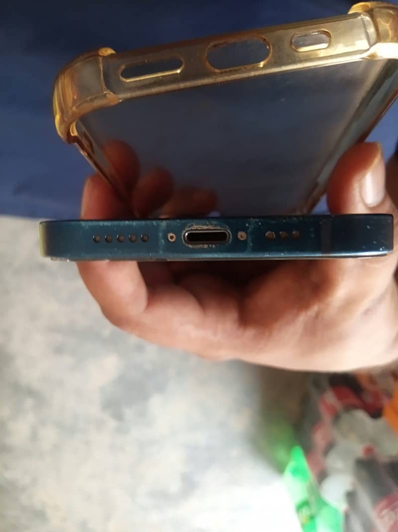 Apple iPhone 12 4