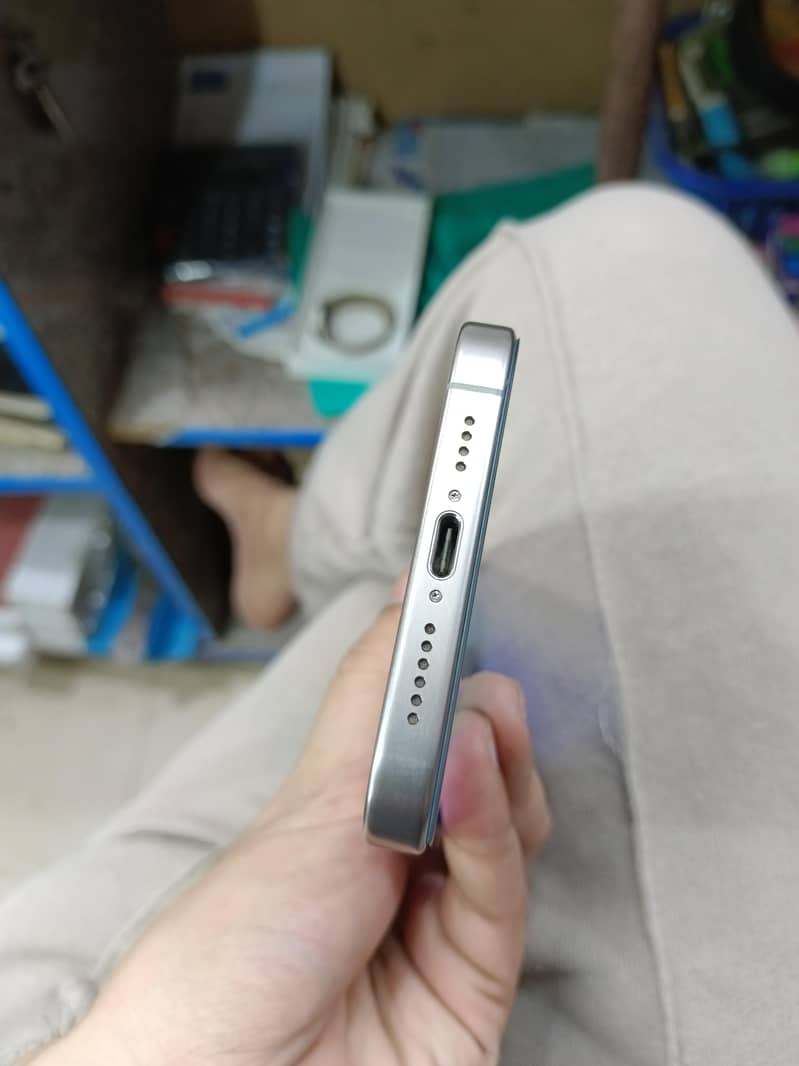 Apple iPhone 15 Pro Max 4