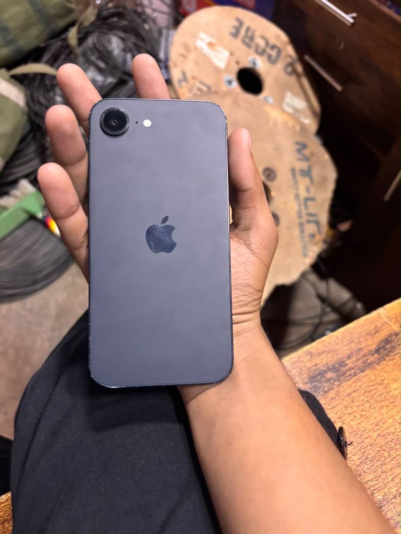 Apple iPhone 16e 0