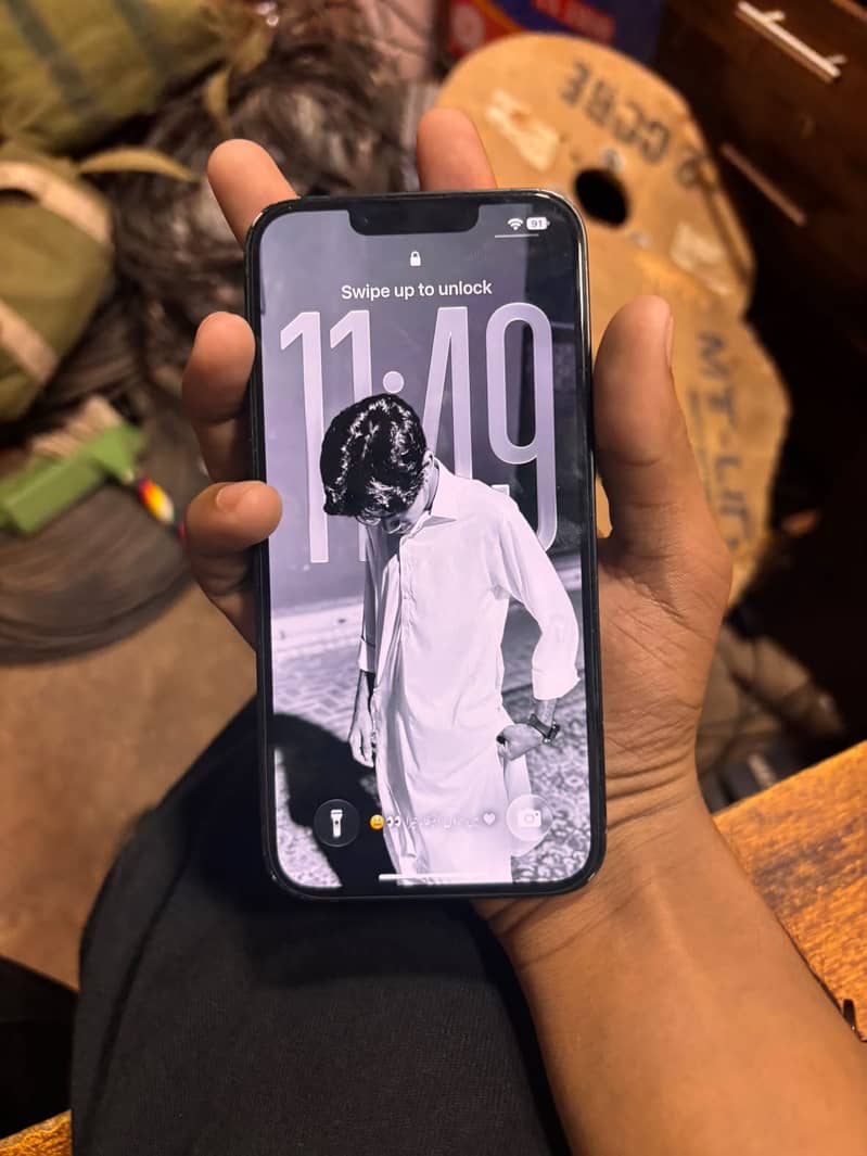 Apple iPhone 16e 1