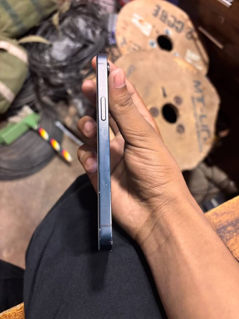 Apple iPhone 16e 2