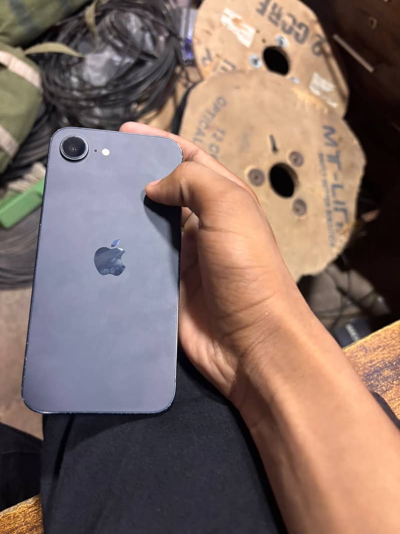 Apple iPhone 16e 3