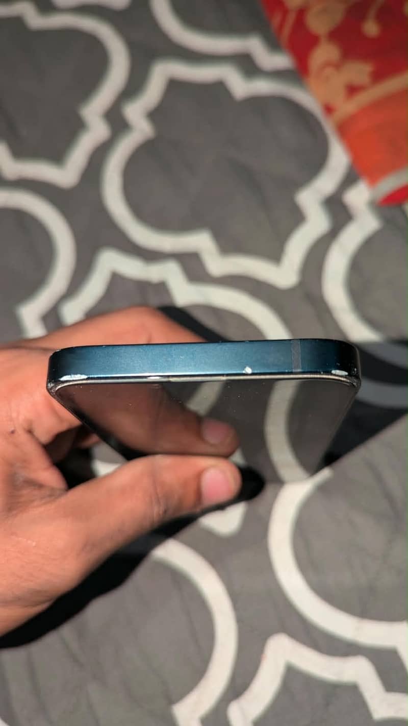 Apple iPhone 16e 5