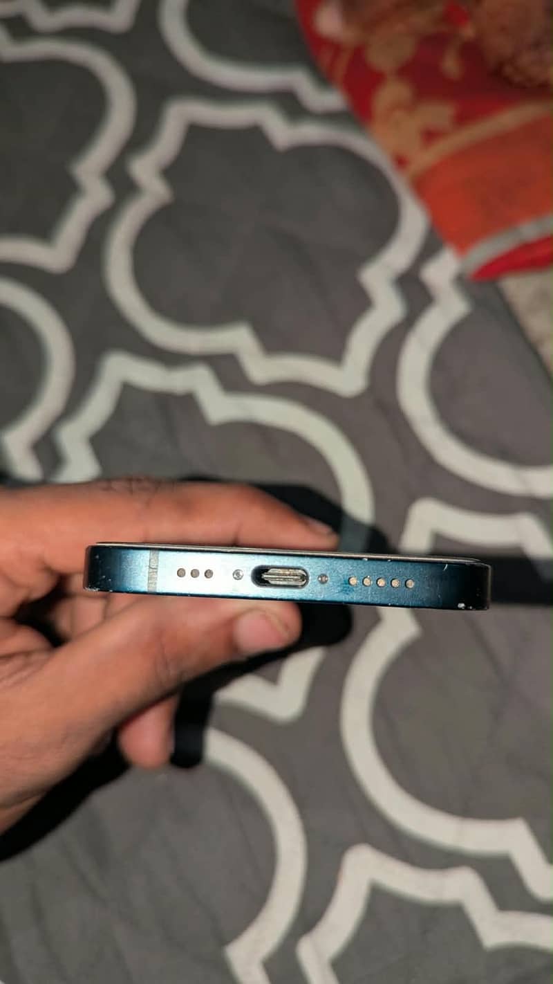 Apple iPhone 16e 6