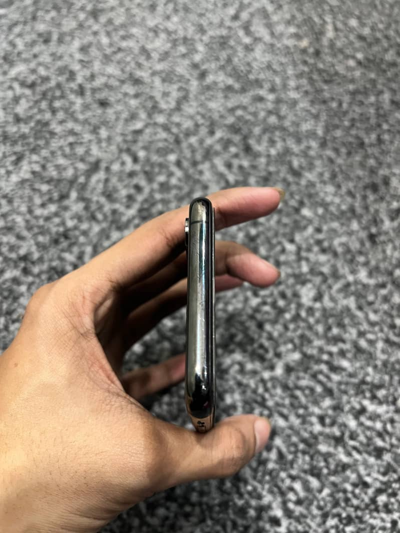 Apple iPhone XS 1