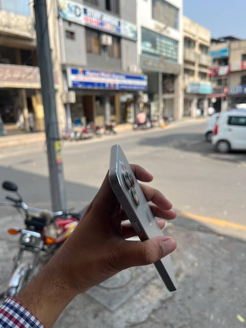 Apple iPhone 15 Pro Max 2