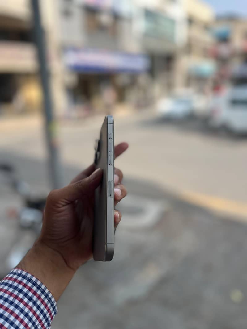 Apple iPhone 15 Pro Max 4