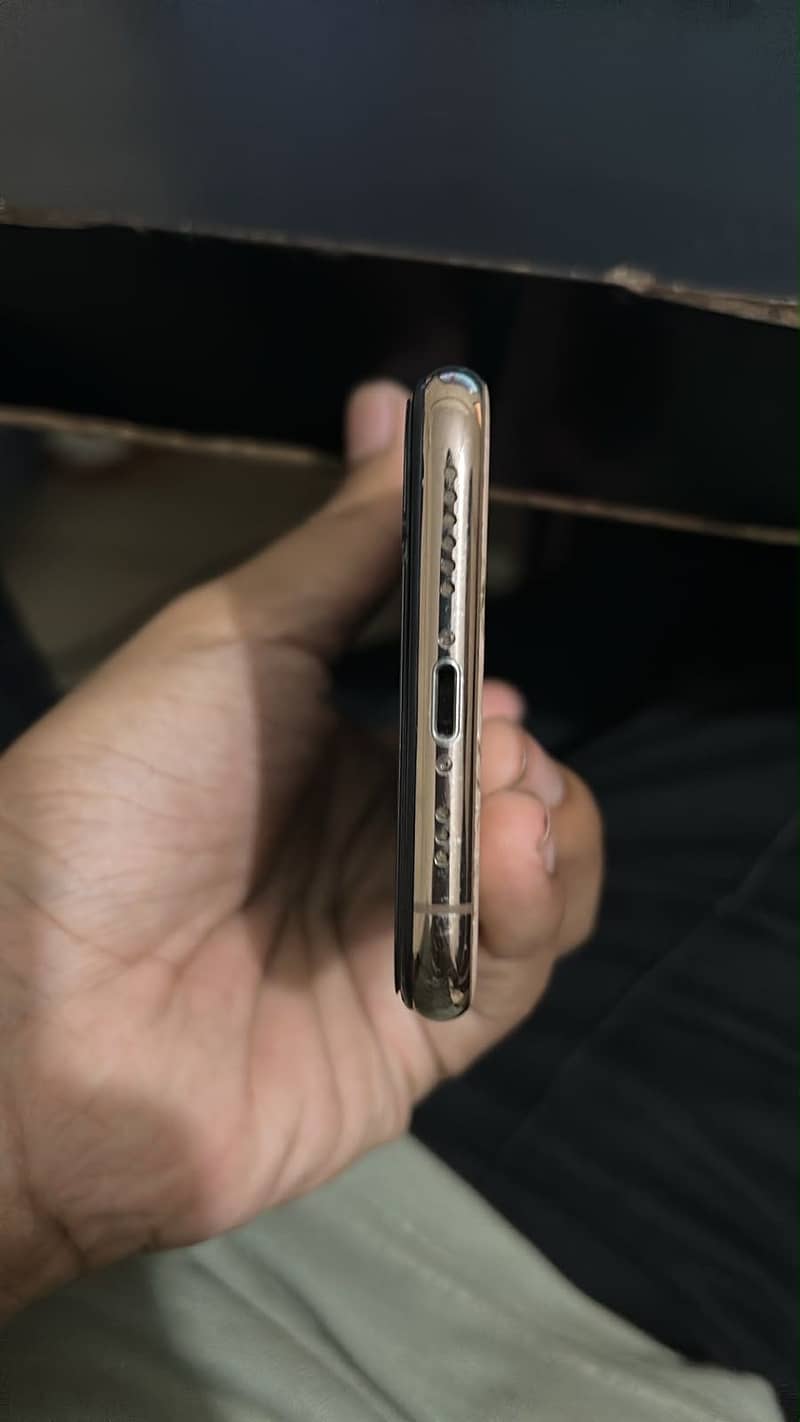 Apple iPhone XS 4