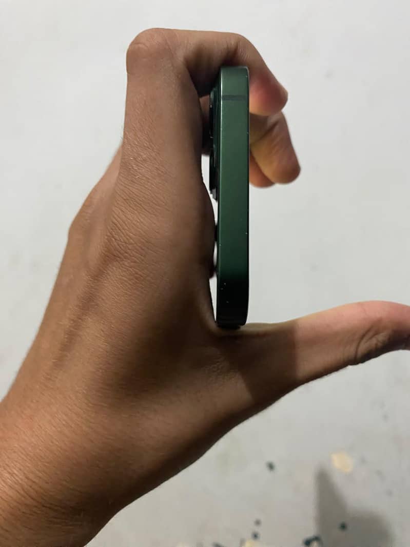 Apple iPhone 13 4