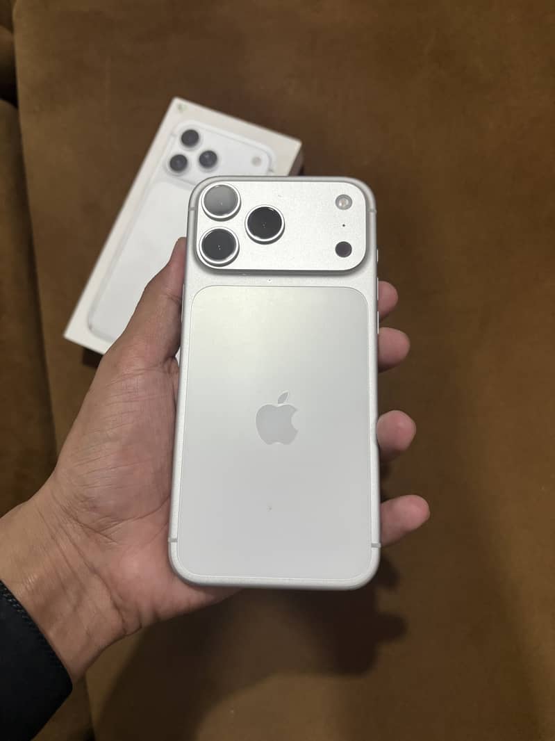 Apple iPhone 17 Pro Max 4