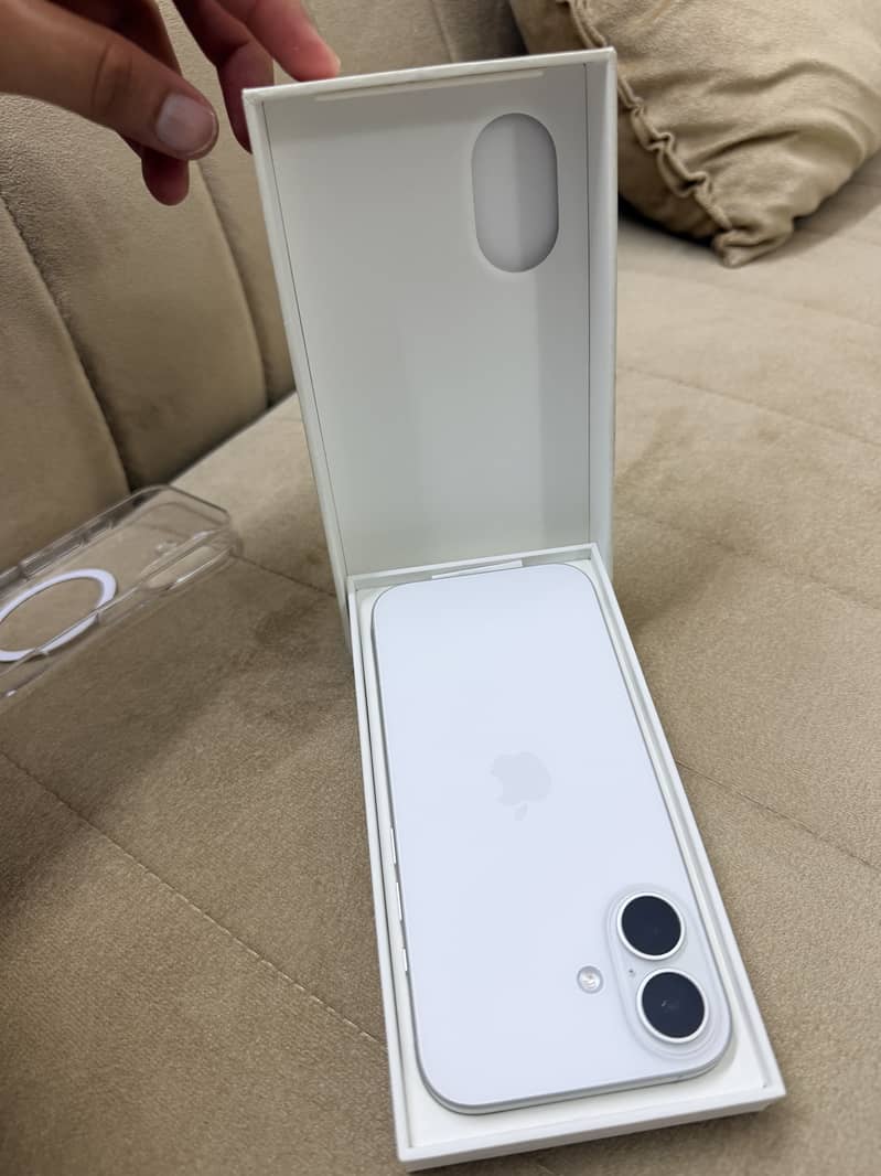 Apple iPhone 16 1