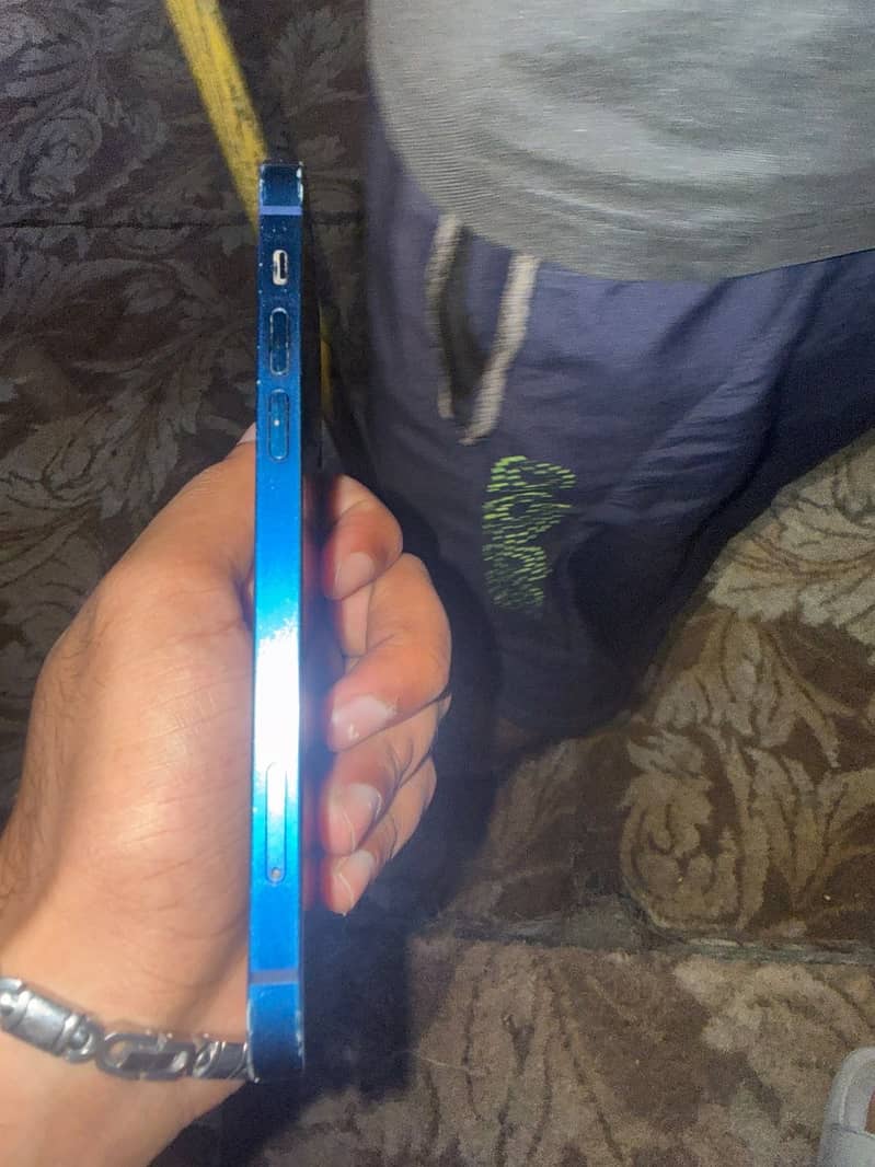 Apple iPhone 12 4