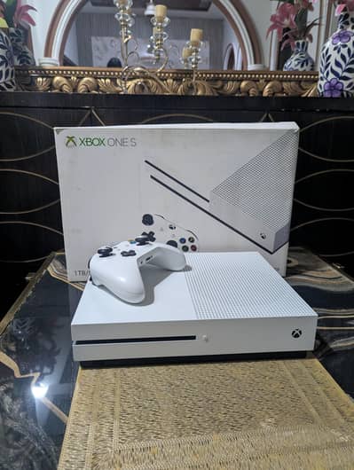 Xbox One S 500gb with Box