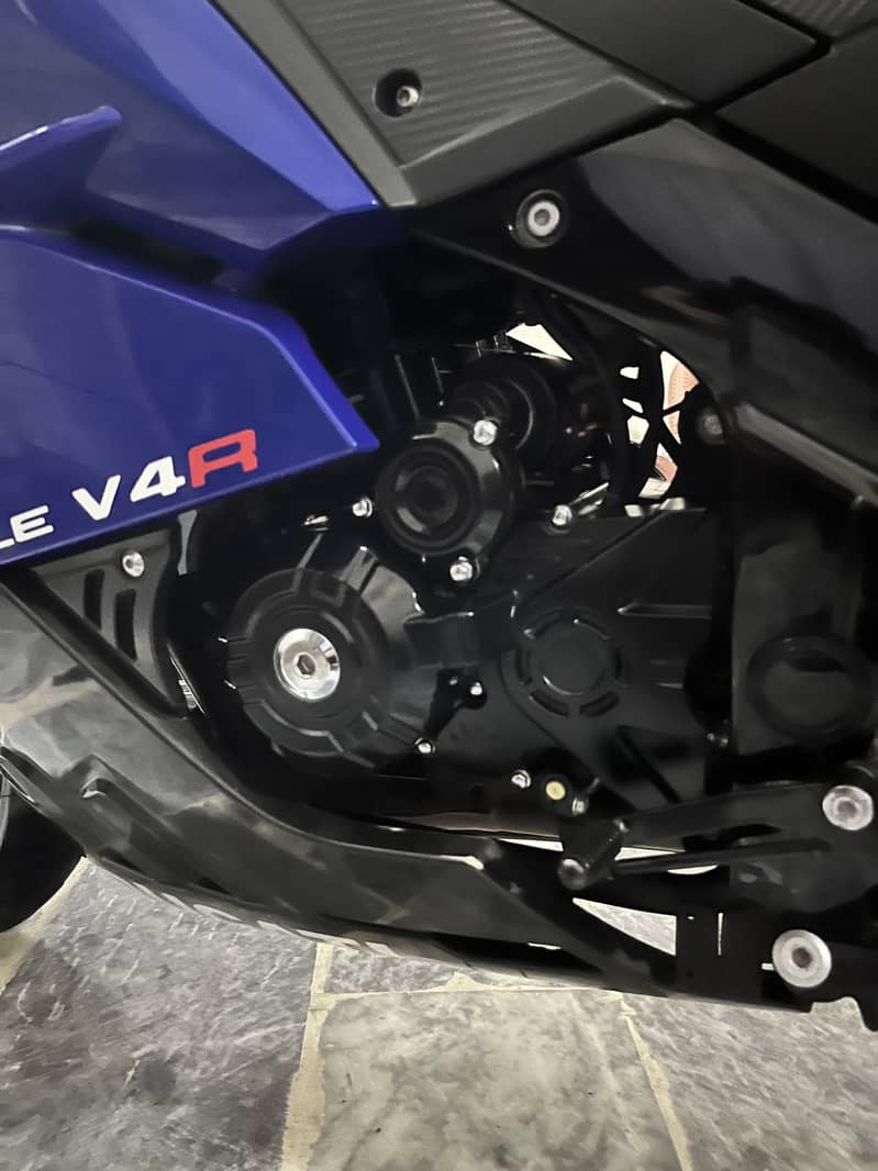 Ducati V4R 8