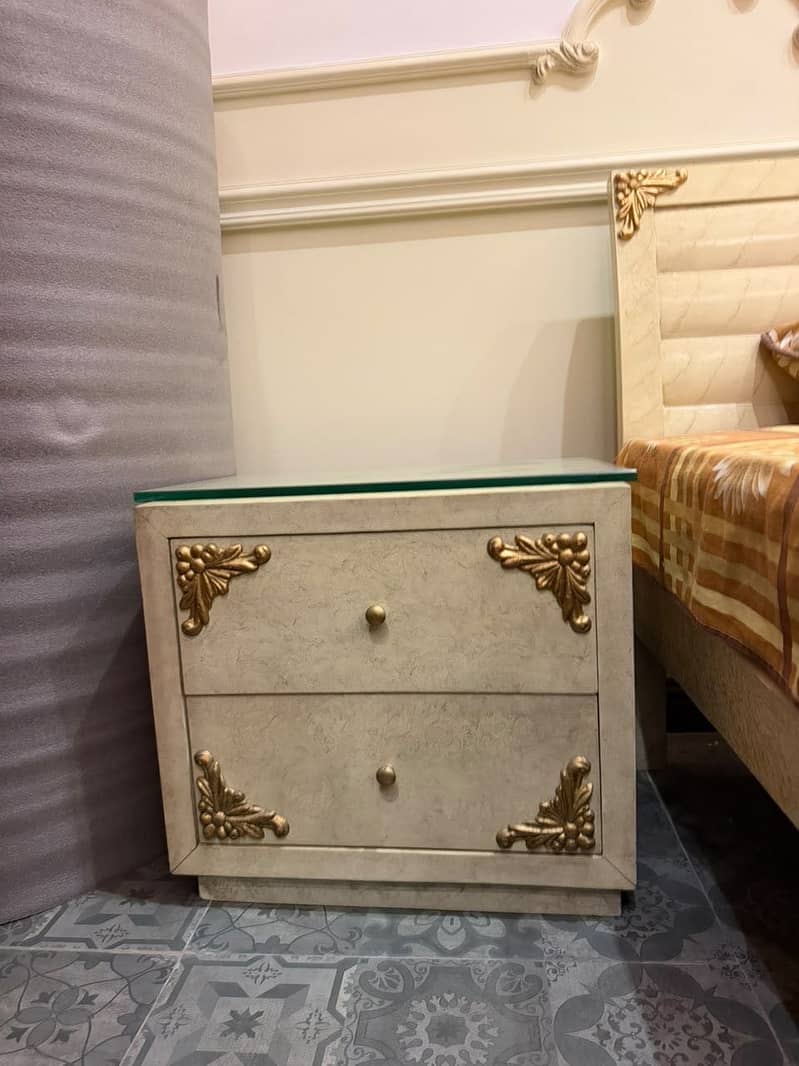 Single bed with side tablle 2