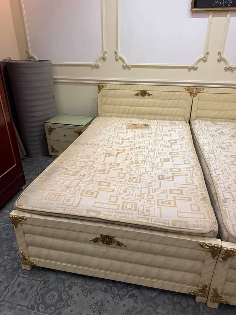 Single bed with side tablle 3