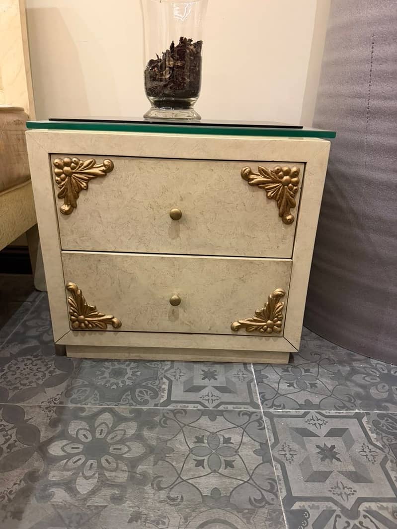 Single bed with side tablle 5
