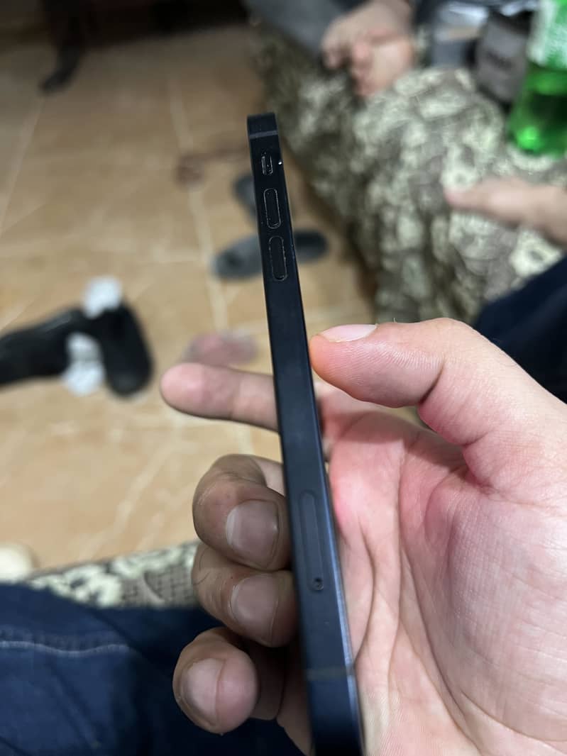 Apple iPhone 12 4