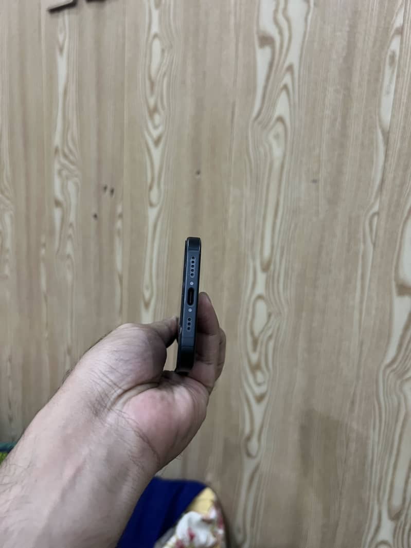 Apple iPhone 16 4