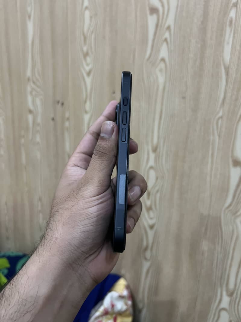 Apple iPhone 16 6