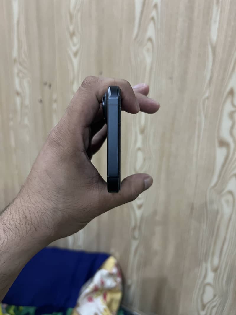 Apple iPhone 16 7