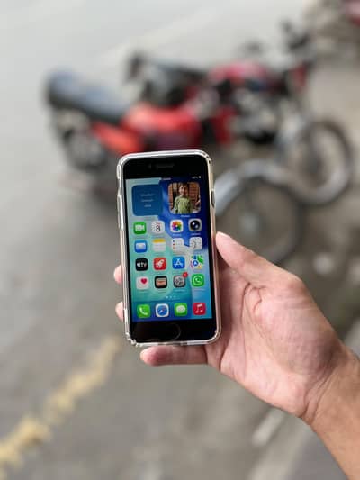 I phone se pta 64 gb bh 87 water pack hai all ok hai