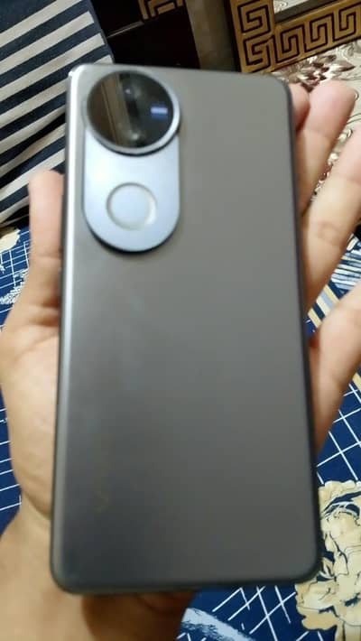 Vivo V50