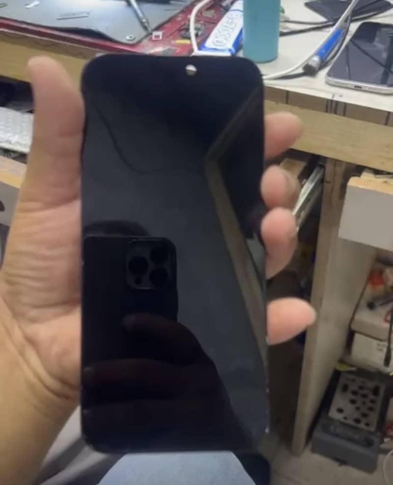 Iphone 16 Pro Max panel 1