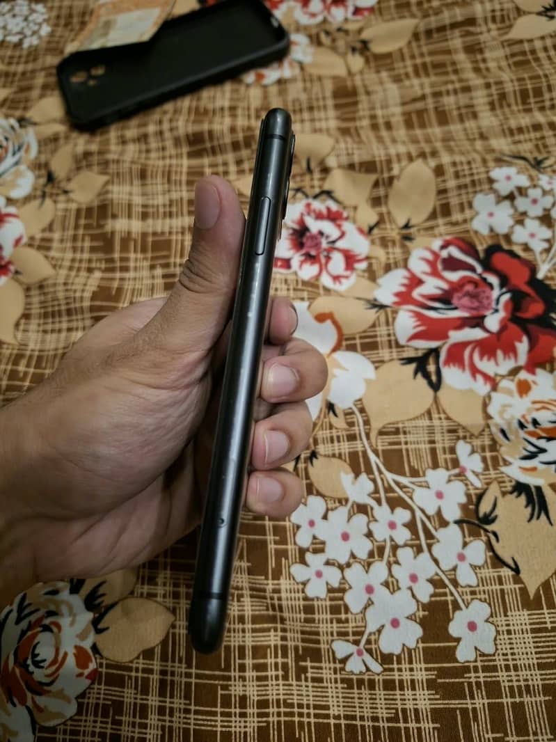 Apple iPhone 11 4